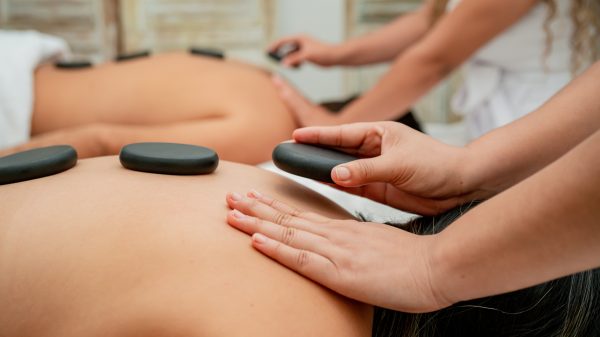 Volcanic stones with relaxing massage / Piedras volcánicas con masaje relajante