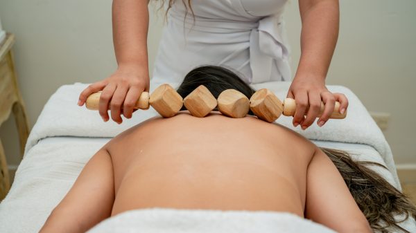 Wood therapy with relaxing massage / Maderoterapia con masaje relajante